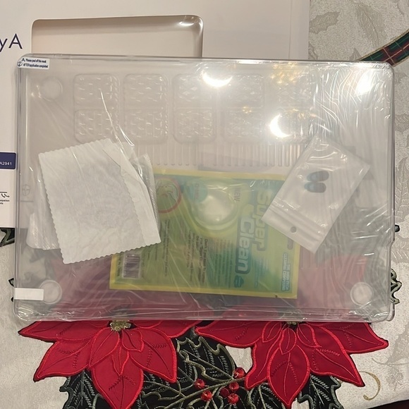 Brand New MacBook Air 15" Clear Hard Case w/ Screen Protector & Webcam Cover - Picture 6 of 16
